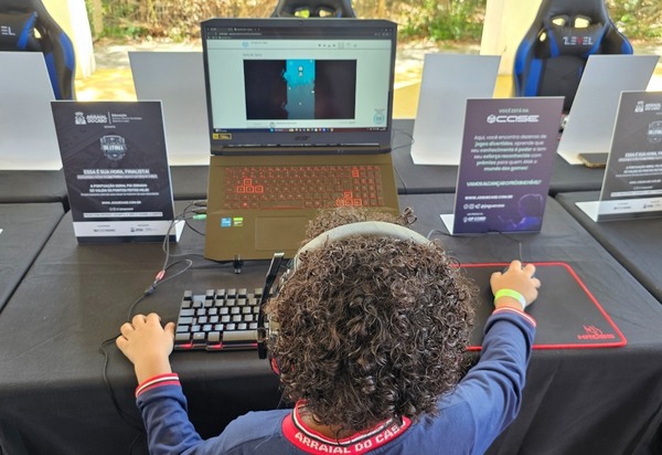 Estudantes de Arraial do Cabo participam de competição online de jogos educativos durante as férias escolares