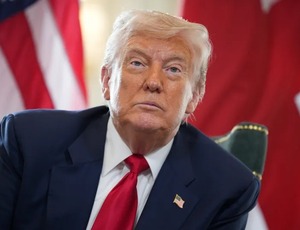 Trump avisa que 'uma enorme armada' está a caminho do Irã