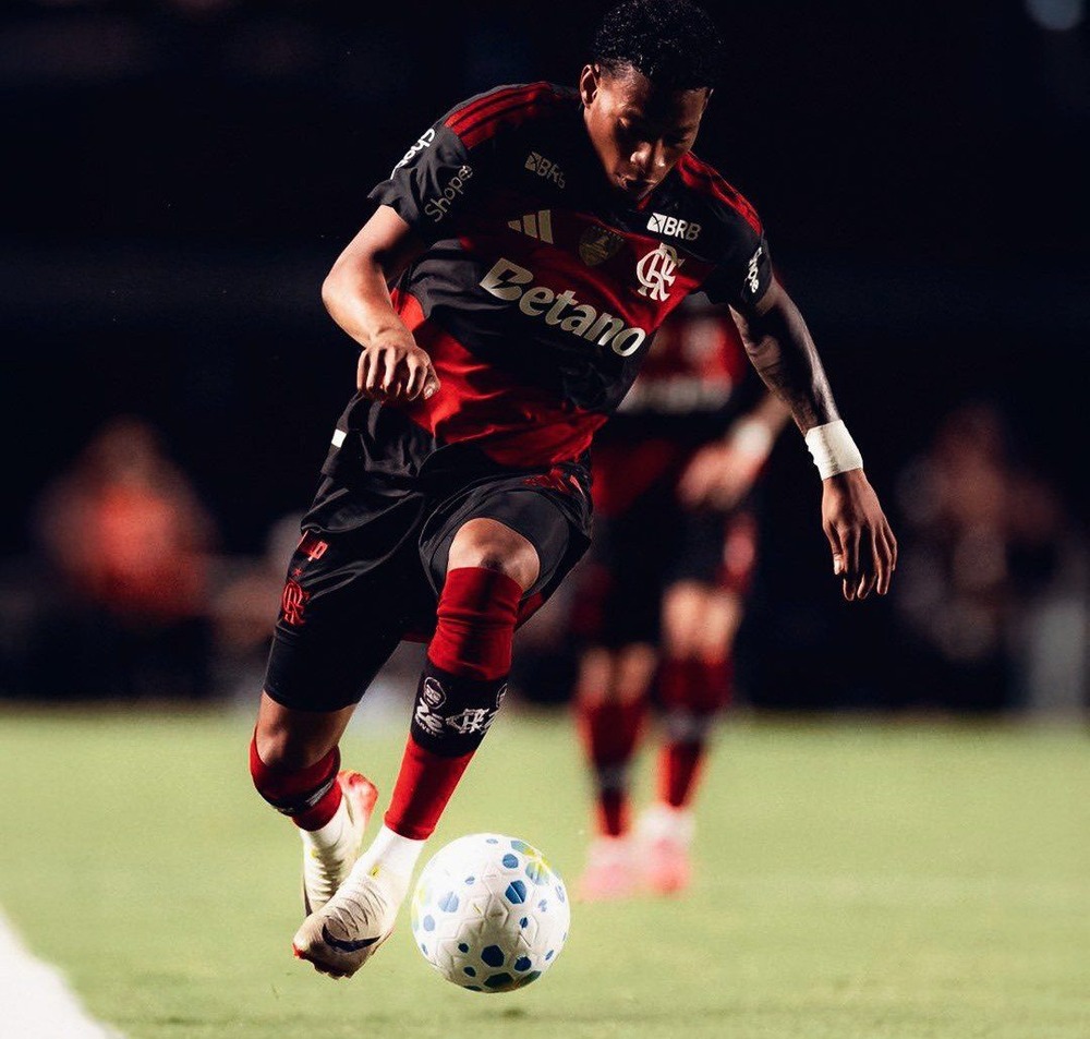 Defesa falha em dois gols e Flamengo perde de virada para o São Paulo na estreia do Brasileiro