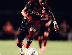 Defesa falha em dois gols e Flamengo perde de virada para o São Paulo na estreia do Brasileiro