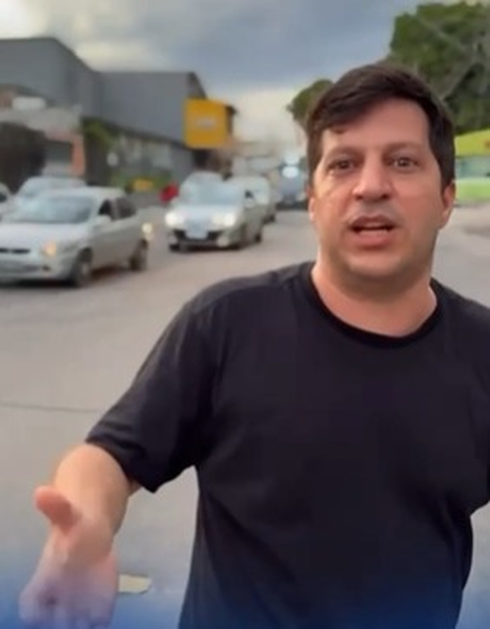 Dr. Robertinho escracha Light e bairro Califórnia vira refém do escuro em Nova Iguaçu: “isso é desumano!”