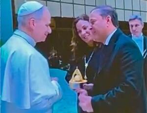 Prefeito de Niterói e presidente do Mercocidades, Rodrigo Neves, junto com esposa Fernanda Neves, recebidos em audiência no Vaticano pelo Papa Leão XIV