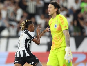 Botafogo goleia na estreia do Brasileirão e afasta a crise