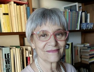 Inimigo das mulheres é o capitalismo, não os homens, diz feminista pioneira 