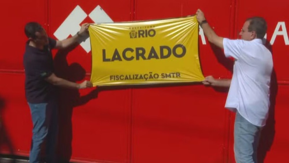 Prefeito tiktoker faz papel de fiscal para tirar foto nas redes lacrando garagem de ônibus ao vivo