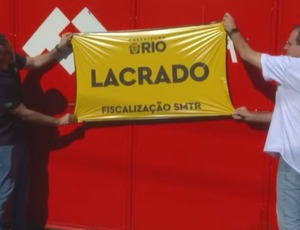 Prefeito tiktoker faz papel de fiscal para tirar foto nas redes lacrando garagem de ônibus ao vivo