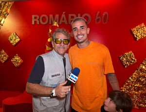 Thiago Galhardo celebra liberdade após rescisão com Santa Cruz na festa de 60 anos de Romário