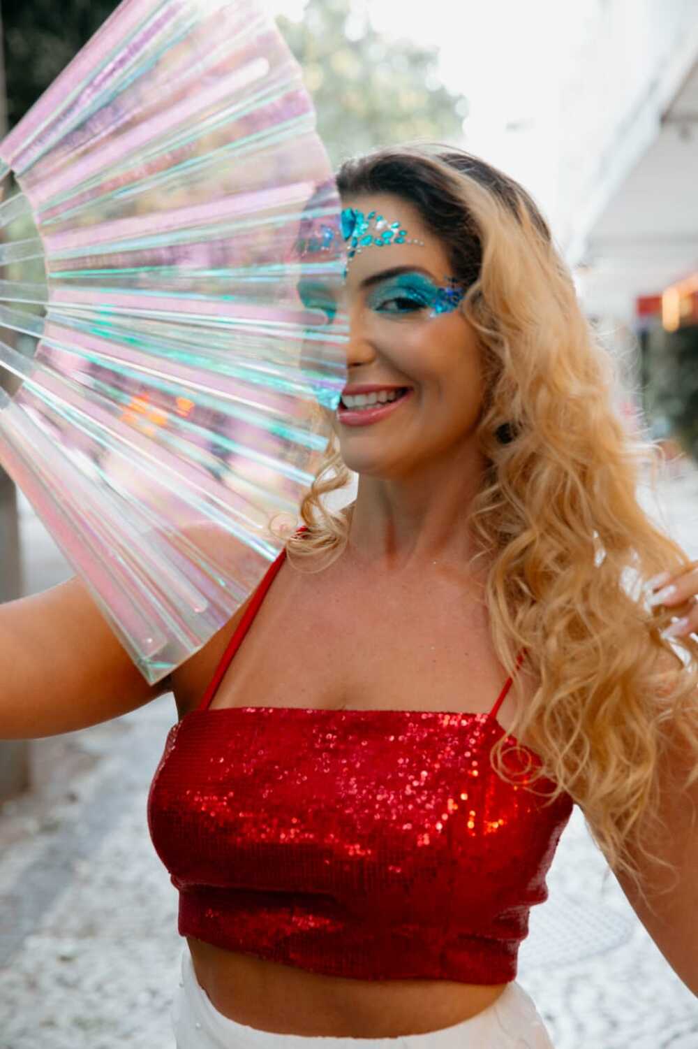 Paula Frascari que vive garota de programa na novela 'Três Graças' da Globo é convidada para editorial de Carnaval por maquiador dos  famosos