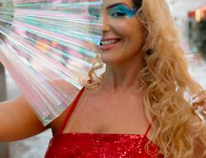 Paula Frascari que vive garota de programa na novela 'Três Graças' da Globo é convidada para editorial de Carnaval por maquiador dos  famosos