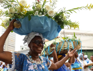 Devotos presenteiam Iemanjá em série de homenagens no Rio de Janeiro