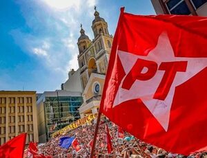 PT celebra os 46 anos do partido com bloco de carnaval no Centro do Rio