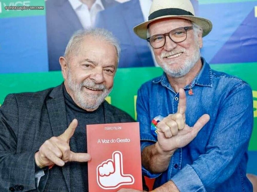 Mário Milani, criador do gesto L, lança o livro 'A Voz do Gesto' no emblemático Bar Bip Bip, no Rio de Janeiro