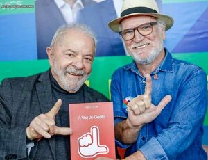 Mário Milani, criador do gesto L, lança o livro 'A Voz do Gesto' no emblemático Bar Bip Bip, no Rio de Janeiro