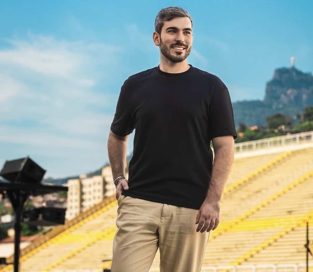 Alan Victor assume protagonismo nos bastidores do Camarote Rio Praia na Sapucaí