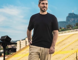 Alan Victor assume protagonismo nos bastidores do Camarote Rio Praia na Sapucaí