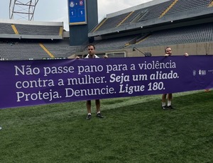 Final da Supercopa Feminina é marcada por mobilização contra a violência à mulher