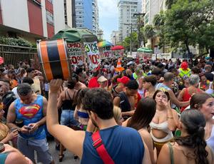 Cordão da Bola Branca leva tradição e inclusão ao Carnaval de Niterói
