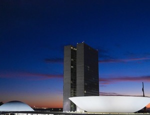 Reunião de líderes expõe tensão sobre supersalários e isola PL