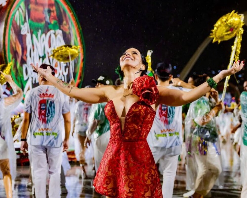 Tatiane Feiticeira emociona a Sapucaí em desfile da Grande Rio e viraliza com cena de entrega sob forte chuva