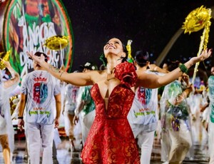 Tatiane Feiticeira emociona a Sapucaí em desfile da Grande Rio e viraliza com cena de entrega sob forte chuva