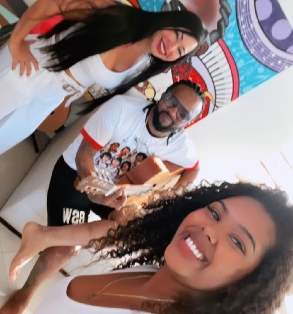 Monica Paiva, a podóloga dos artistas com Xande de Pilares e Mikimbeth