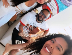Monica Paiva, a podóloga dos artistas com Xande de Pilares e Mikimbeth