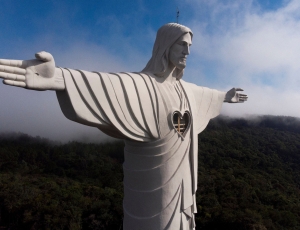 Maior que o cartão-postal do Rio, com mais metros, mais mirante e muito coração: O novo gigante de Cristo que espalha fé e felicidade pelo Brasil