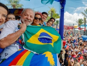 Lula começa agenda de Carnaval pelo Galo da Madrugada em Recife