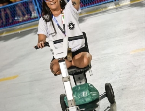 Ex-atleta da Seleção Brasileira, Carol Basílio desfila pela Botafogo Samba Clube e consolida Camarote King como referência em inclusão na Sapucaí