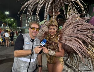 Rayane Dumont emociona na entrada da Sapucaí: 'Vestida de joia negra dos berenguendéns'