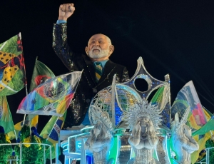 Com homenagem a Lula, Acadêmicos de Niterói abre o primeiro dia de desfile; veja fotos