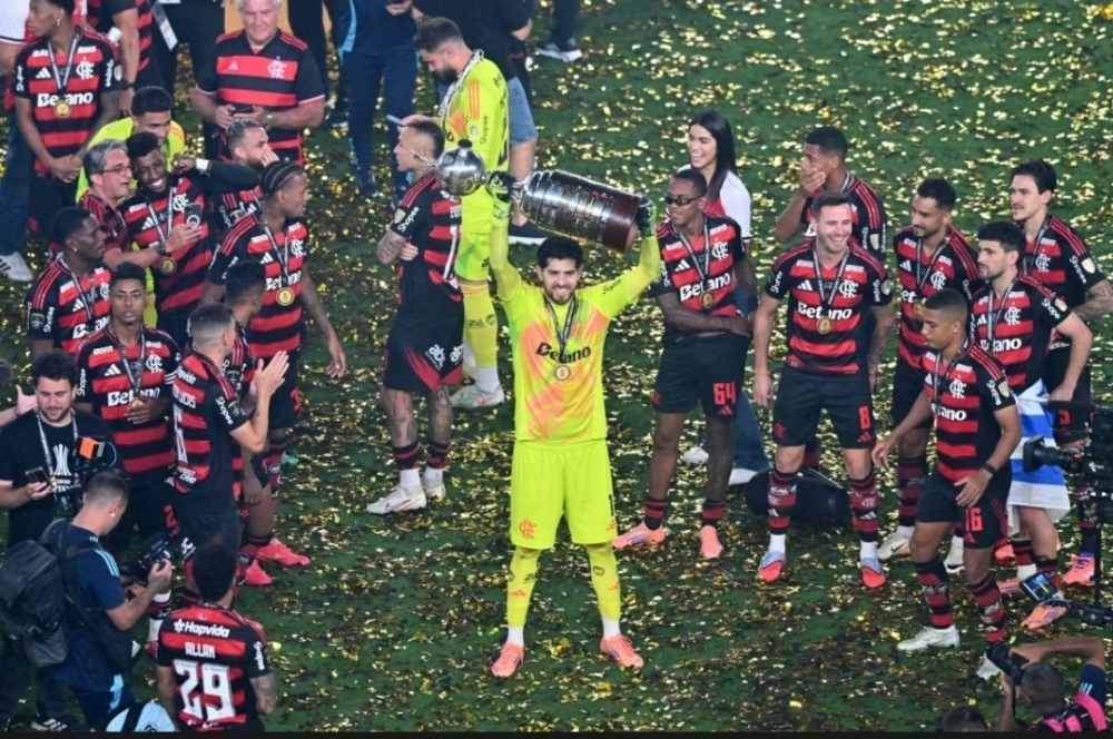 Rossi rejeita proposta italiana e negocia renovação com o Flamengo
