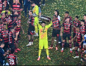 Rossi rejeita proposta italiana e negocia renovação com o Flamengo