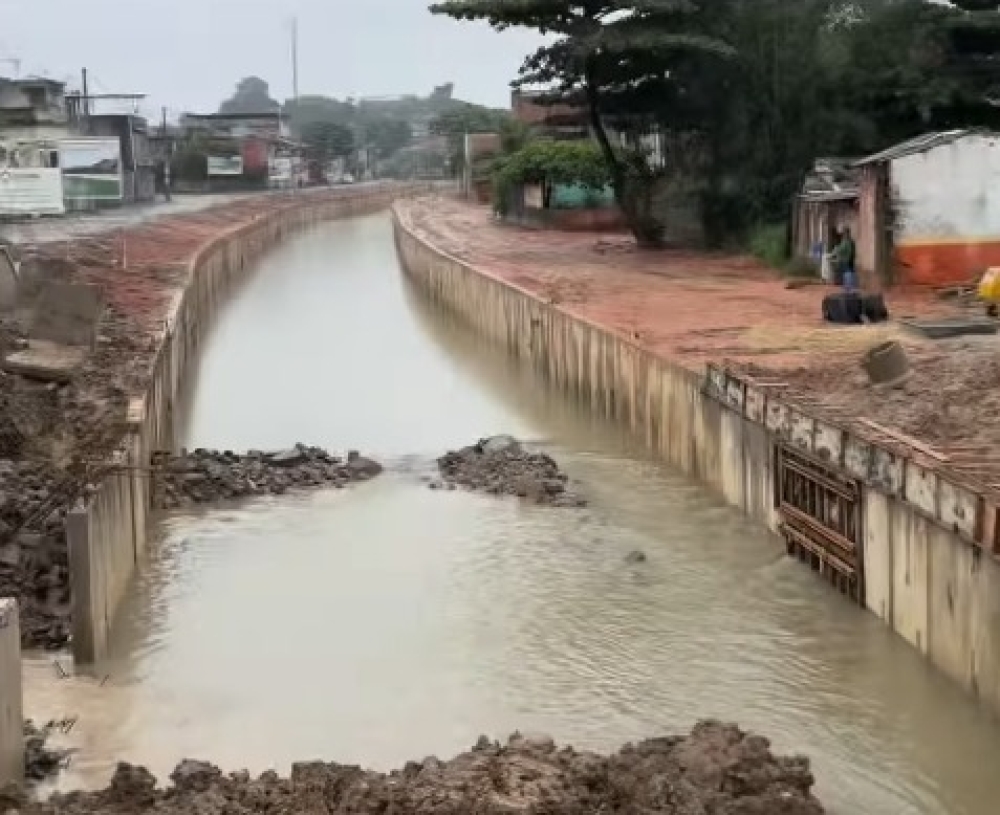 Prefeito Canella fiscaliza obras no Canal Maxambomba no período de fortes chuvas