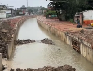 Prefeito Canella fiscaliza obras no Canal Maxambomba no período de fortes chuvas