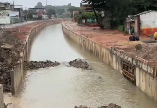 Prefeito Canella fiscaliza obras no Canal Maxambomba no período de fortes chuvas