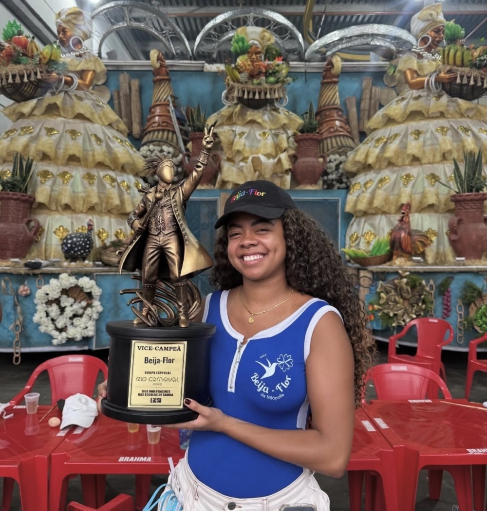 Raphaella Reis celebra temporada histórica e se consolida como uma das vozes mais potentes da nova geração da comunicação no Carnaval