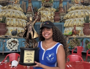 Raphaella Reis celebra temporada histórica e se consolida como uma das vozes mais potentes da nova geração da comunicação no Carnaval
