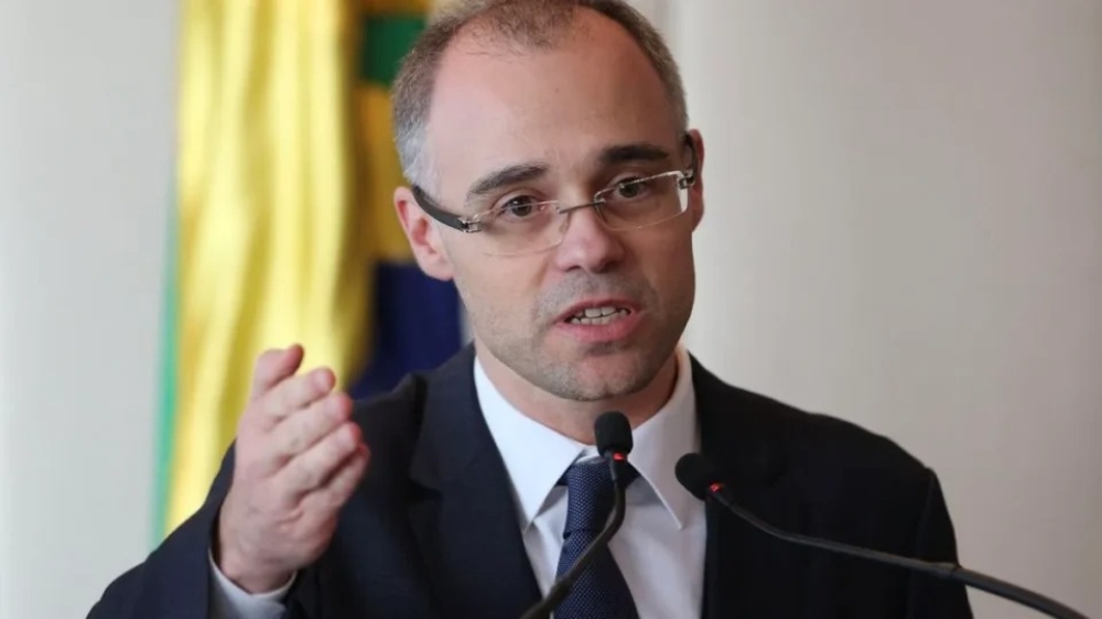 Mendonça vai na contramão de Toffoli e destrava investigações do caso Master