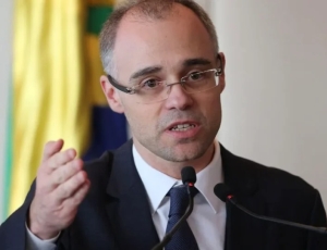Mendonça vai na contramão de Toffoli e destrava investigações do caso Master