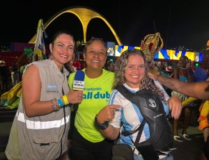 Shirley se emociona ao sentir o samba pela primeira vez com colete vibratório no setor 13 PCD Carnaval 2026