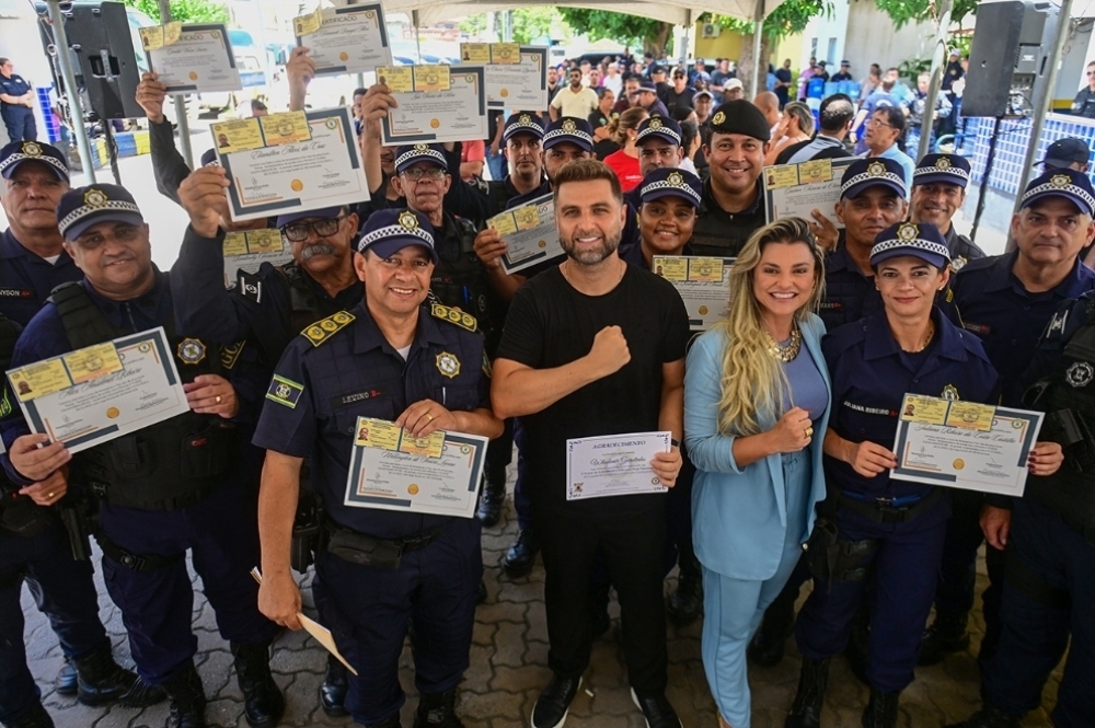 CAMPOS DÁ AULA DE GESTÃO E DEIXA PAES PARA TRÁS : Wladimir Garotinho arma Guarda Municipal enquanto Paes tropeça na burocracia