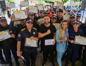 CAMPOS DÁ AULA DE GESTÃO E DEIXA PAES PARA TRÁS : Wladimir Garotinho arma Guarda Municipal enquanto Paes tropeça na burocracia
