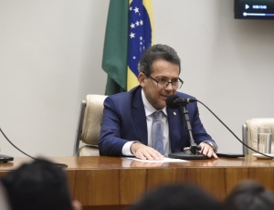 Deputado Ricardo Abrão apresenta projeto que fortalece controle nas loterias e combate crimes financeiros.