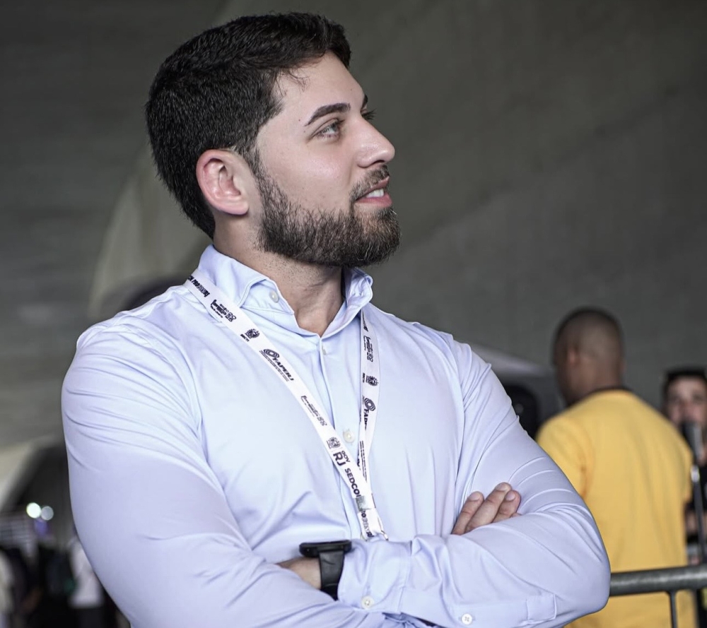 Quem é Caio David: a liderança jovem que renova, fortalece e projeta o futuro da Beija-Flor e de Nilópolis