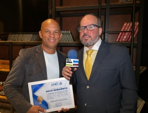 Edilson Pereira é homenageado como sócio benemérito da ANB 