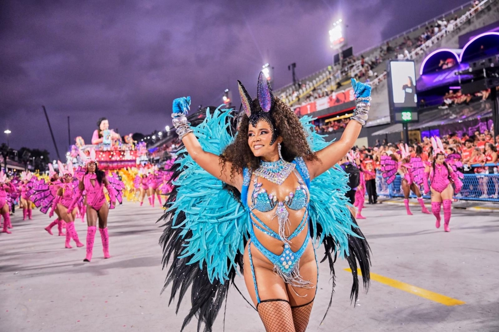 Ale Jansen consolida protagonismo no Carnaval 2026 ao desfilar por quatro grandes agremiações do Rio