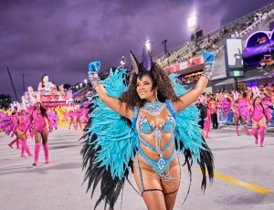 Ale Jansen consolida protagonismo no Carnaval 2026 ao desfilar por quatro grandes agremiações do Rio