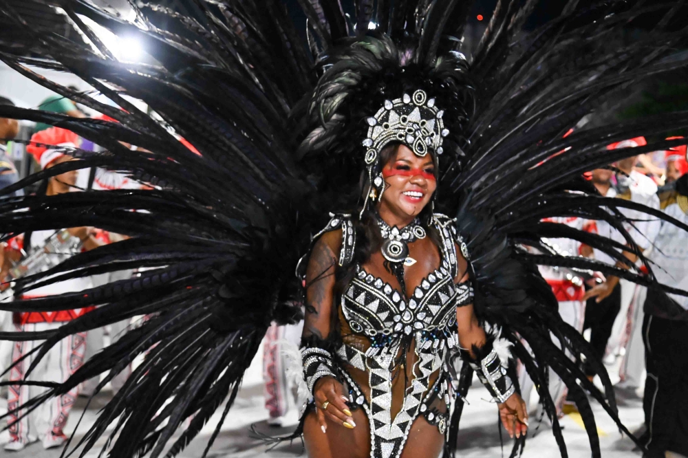 Com fantasia luxuosa, Índia Zurich rouba a cena como rainha de bateria da Vila Santa Tereza