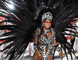 Com fantasia luxuosa, Índia Zurich rouba a cena como rainha de bateria da Vila Santa Tereza